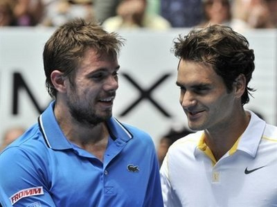 Federer (phải) bắt tay người đồng đội ở đội tuyển Thụy Sĩ.