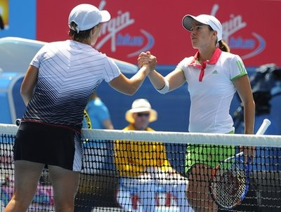 Henin chúc mừng chiến thắng của Kuznetsova (bên trái).
