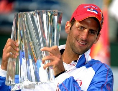 Djokovic và chiếc Cup vô địch đơn nam BNP Paribas.