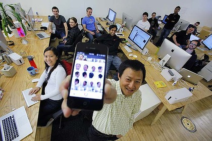 Bill Nguyễn cầm iPhone chứa những bức ảnh ông tự chụp với ứng dụng Color. Ảnh: AP.