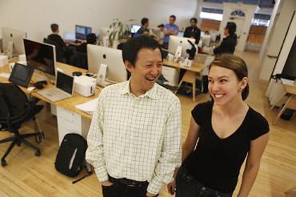 Bill Nguyễn tại văn phòng Color ở Palo Alto. Ông là doanh nhân giản dị và vui tính. Ảnh: The Chronicle.