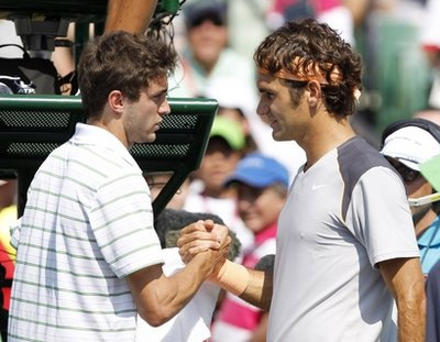 Federer (phải) bắt tay Simon.