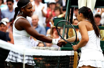 Serena bắt tay đối thủ sau thất bại.