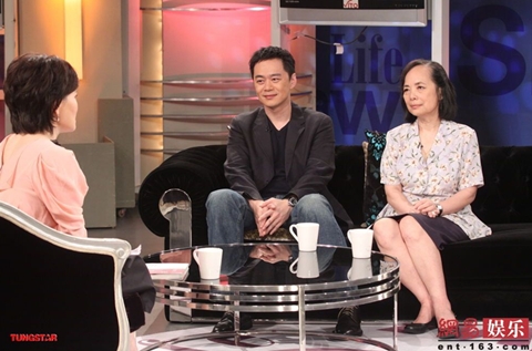 Trương Thành Trung và mẹ anh trên truyền hình.