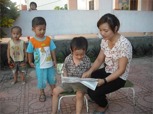 'Thần đồng' 3 tuổi xứ Nghệ biết đọc báo, nói tiếng Anh