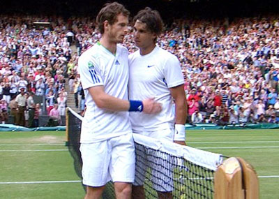 Nadal (phải) một lần nữa làm Murray buồn lòng.