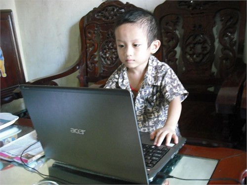 'Thần đồng' 3 tuổi xứ Nghệ biết đọc báo, nói tiếng Anh