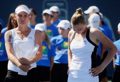 Radwanska (bên trái) và Zvonareva sau trận chung kết.