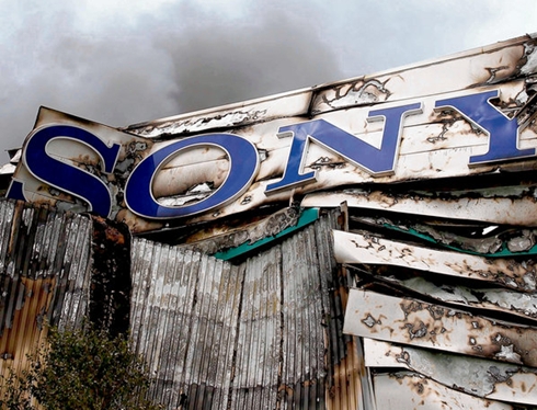 Trung tâm phân phối đĩa nhạc, game và lưu trữ cổ phiếu của hãng Sony ở Enfield, London bị lửa hủy hoại sau vụ bạo loạn.