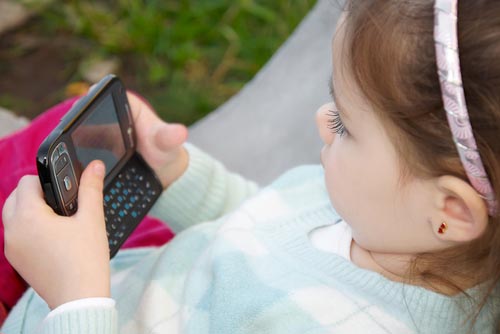 1/4 trẻ em 2 tuổi đã học cách sử dụng smartphone