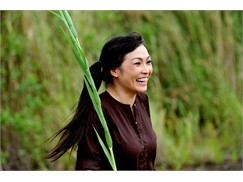 Phương Thanh làm thôn nữ bên nông dân Hiếu Hiền