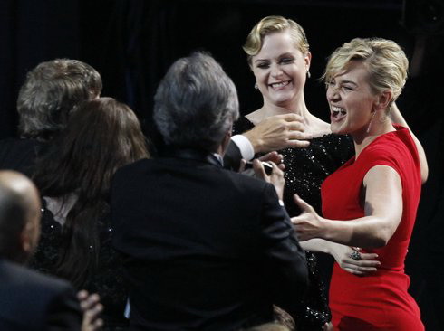 Kate Winslet hạnh phúc trong vòng tay đồng nghiệp và bạn bè. Cô là một số ít những nữ diễn viên đã giành được cả giải Oscar, Quả cầu vàng, Bafta và Emmy Awards. Ảnh: emmy.