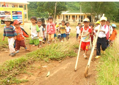 Học sinh trường Tiểu học Sơn Long thích thú với chiếc "Gậy Trường Sơn" là món đồ chơi duy nhất gắn bó với trẻ em nghèo ở miền cao heo hút này.