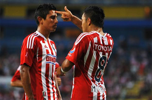 Fabian (phải) và Medina trong tình huống mừng bàn thắng bị chỉ trích dữ dội.