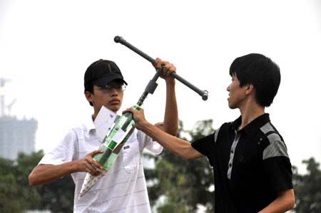 Giới trẻ Hà Nội thi bắn tên lửa nước