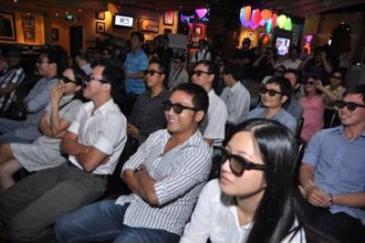 Khán giả xem bộ phim 3D “Phản” quay bằng HTC EVO 3D.