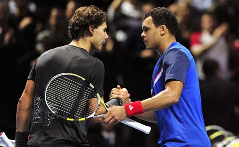 Nadal (trái) và Tsonga trong trận đấu tối qua.