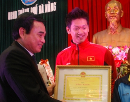 Ông Văn Hữu Chiến, Chủ tịch UBND TP.Đà Nẵng trao thưởng cho kình ngư trẻ Hoàng Quý Phước. Ảnh: Nguyễn Văn