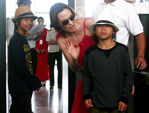 Angelina Jolie và các con rời VN đi Hàn Quốc