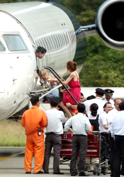 Angelina Jolie và các con rời VN đi Hàn Quốc