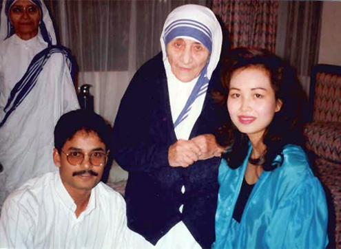Mẹ Teresa (giữa) chúc phúc cho vợ chồng Hoa hậu Diệu Hoa.