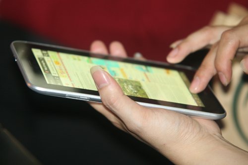 Ngắm máy tính bảng 'lai' điện thoại Galaxy Tab 7 Plus ở Hà Nội