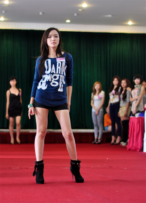 20 thí sinh Miss Teen khoe chân dài