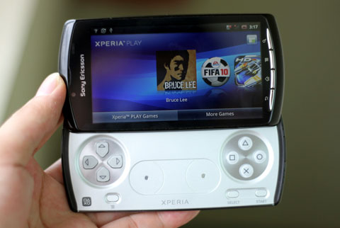Xperia Play giảm mạnh so với mức điều chỉnh nhiều điện thoại gần đây. Ảnh: Quốc Huy.