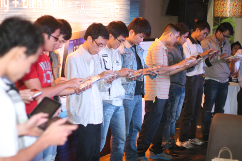 Ngắm máy tính bảng 'lai' điện thoại Galaxy Tab 7 Plus ở Hà Nội