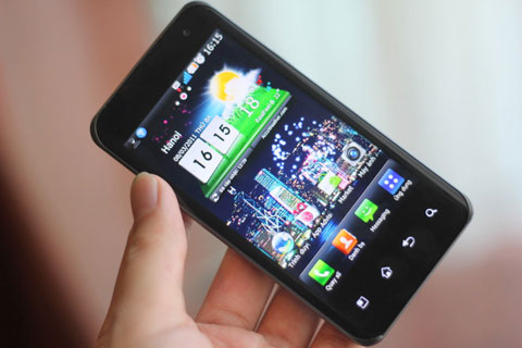 LG Optimus 2X liên tục giảm giá từ khi ra mắt. Ảnh: Quốc Huy.