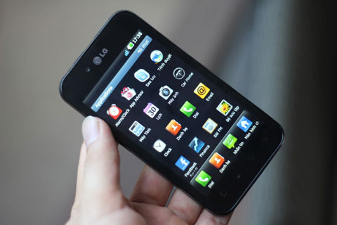 Optimus Black của LG mỏng hơn iPhone 4. Ảnh: Quốc Huy.
