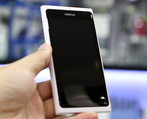 Nokia N9 trắng về Việt Nam với giá gần 15 triệu đồng