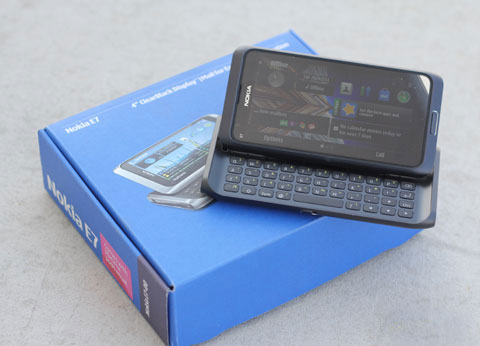 Nokia E7 chạy Symbian.