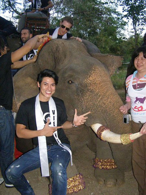 Quý ông Mister International 2011 tinh nghịch với voi