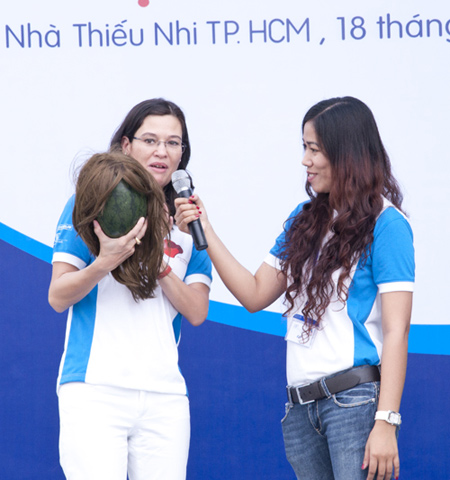 Hoa hậu Thùy Dung kêu gọi phụ huynh đội mũ bảo hiểm cho trẻ