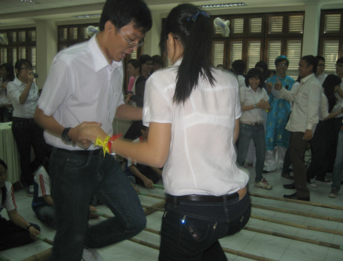 Sinh viên thử tài nhảy sạp đại biểu tàu Đông Nam Á