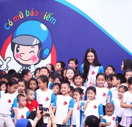 Hoa hậu Thùy Dung kêu gọi phụ huynh đội mũ bảo hiểm cho trẻ