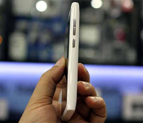 Nokia N9 trắng về Việt Nam với giá gần 15 triệu đồng