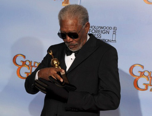 Nam diễn viên gạo cội Morgan Freeman nâng niu Giải Quả cầu vàng cho những thành tựu cho nền điện ảnh.