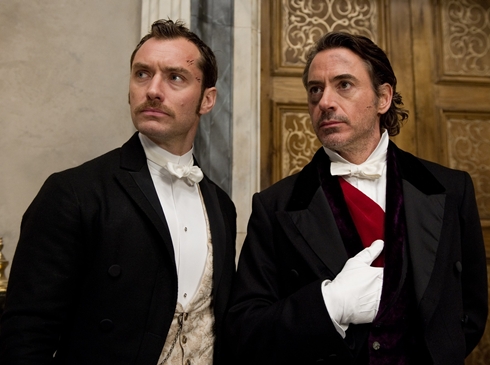 Bác sĩ Watson (Jude Law đóng) và thám tử Sherlock Holmes (Robert Downey Jr đóng) trong phần hai. Ảnh: Warner Bros.
