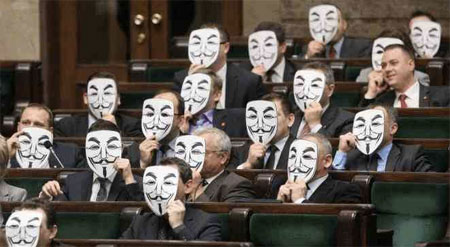 Các thành viên cánh tả trong Quốc hội Ba Lan đeo mặt nạ phản đối ACTA.