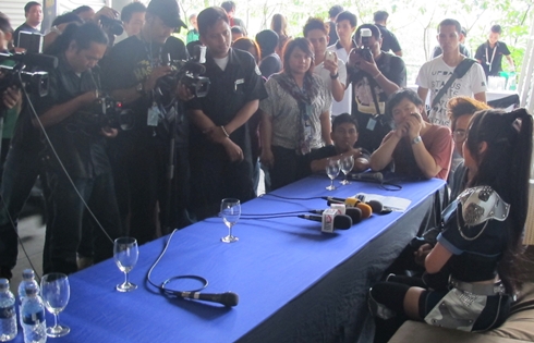 Elly bị nhiều đơn vị báo chí, truyền thông ở Jakarta vây quanh trong buổi họp báo về chương trình.
