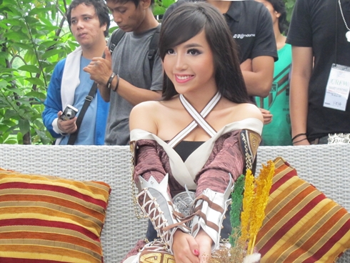 Người đẹp tiết lộ trong chuyến đi này, cô nhận được thêm nhiều lời mời quảng cáo và đóng phim ở Indonesia.