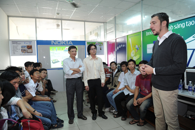 Ông Fabien Lotz (bên phải) - Giám đốc phát triển Hệ cộng sinh di động Nokia Đông Dương và Philippines tại trung tâm ứng dụng di động “Mobile Inno Sphere Center” - ĐH Khoa học tự nhiên