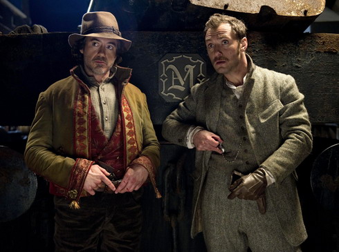 Thám tử Sherlock Holmes và bác sĩ Watson trong phần hai. Ảnh: Warner Bros.