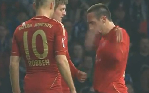 Ribery và Kroos trong tình huống gây cười.