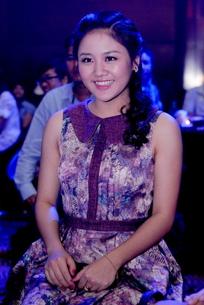 Văn Mai Hương diện váy phong cách vintage dự họp báo giới thiệu chương trình chiều 2/3, tại TP HCM. Dù mới gia nhập vào làng ca nhạc được một năm nhưng cô luôn được mời tham dự vào các dự kiện âm nhạc lớn tại Việt Nam.