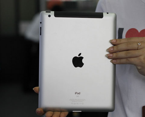 Góc cạnh trái tay cầm của iPad 3 nóng khi chơi game, lướt web. Ảnh: Quốc Huy.