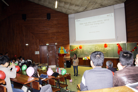 Tối ngày 29/9/2012, tại Giảng đuờng Marc Seguin, Học viện Quốc gia Khoa học Ứng dụng, thành phố Lyon, Hội Sinh viên Việt Nam tại Lyon (UEVL) đã tổ chức buổi ‘Gặp Mặt Đầu Năm UEVL 2012-Đêm Hội Trăng Rằm’ từ 19g30 đến 23g00.